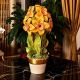 Plante artistique en céramique décorée de jonquilles et de détails dorés, réalisée entièrement à la main.