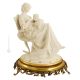 MÈRE DANS LE ROCKING CHAIR Figurine en porcelaine de Capodimonte faite à la main Made in Italy