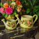 Lot de 2 arrosoirs, décoration de table en céramique, avec fleurs et détails dorés, fait main.