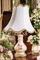Lampe en céramique fine avec d'élégantes décorations florales et dorées, réalisée à la main.