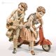 SUR LA ROUTE - Statuette Capodimonte sur scooter, pure beauté artisanale.