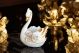 Cygne en céramique de style baroque, décoration de table agrémentée de roses, de cristaux et de détails dorés.