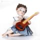 STAR Figurine en porcelaine, musicien avec guitare, une touche raffinée.